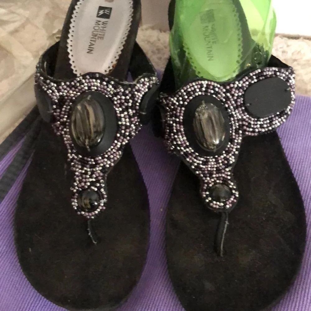 White Mountain size 10 black beaded wedge thong slides like new